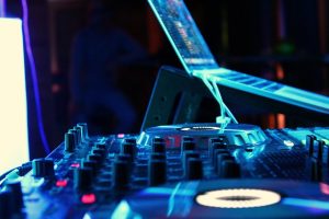 איך לבחור DJ לחתונה לפי סוג הקהל