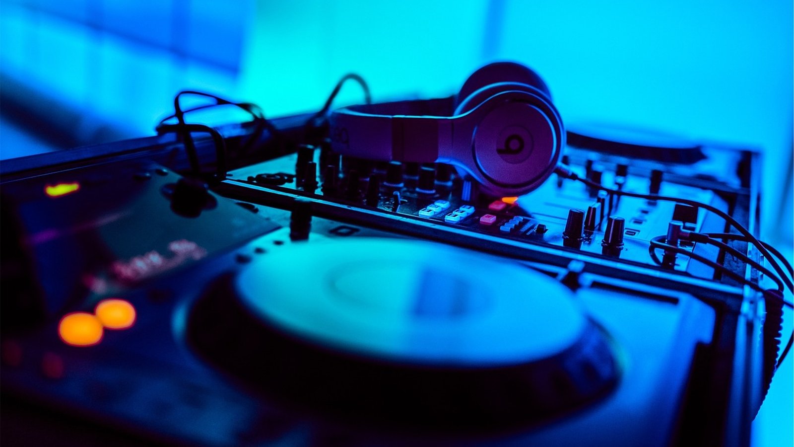 קונסולת DJ עם אוזניות באור כחול