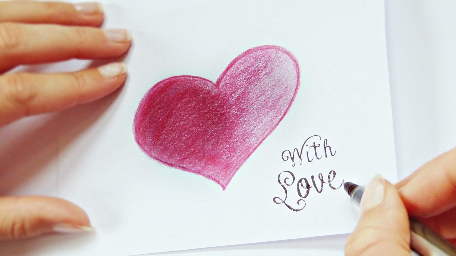 לב מצויר ביד עם כיתוב With Love